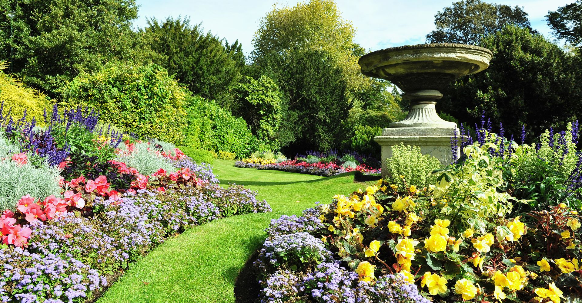 Friedhofsgärtnerei Pohlmann | Enger - Ein bunt bepflanzter Garten.